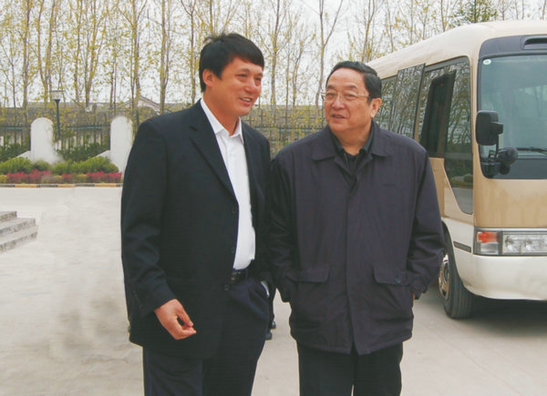 曾任中共十八屆中央政治局常委，第十二屆全國政協(xié)主席、時任湖北省委書記俞正聲視察萊克集團