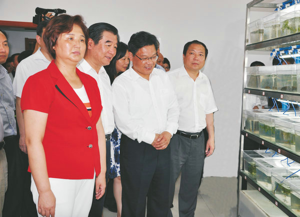湖北省人大常委會副主任、黨組書記王玲視察萊克小龍蝦選育繁育中心