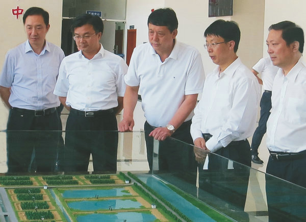 上海市委副書記、政法委書記于紹良視察萊克集團(tuán)小龍蝦選育繁育中心