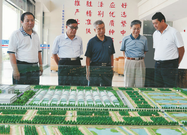 全國人大常委會民族委員會委員、湖北省民營經(jīng)濟(jì)促進(jìn)會會長蘇曉云等一行、視察萊克小龍蝦選育繁育中心